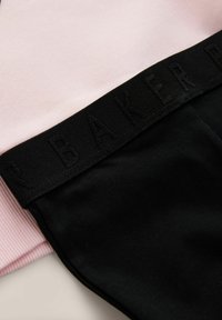 Fascia nera a coste con nome del marchio in rilievo, abbinata a un tessuto a coste rosa chiaro. Mostra due tessuti distinti.