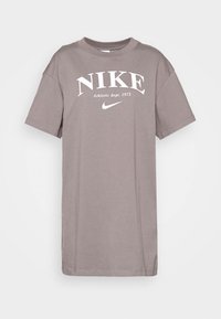 Vestito in cotone grigio con maniche corte, con logo bianco "NIKE" e testo "Athletic dept. 1972". Collo a giro e orlo dritto.