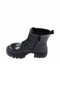 Czarne skórzane botki za kostkę z okrągłym czubkiem, sznurowaną przodem, bocznym zamkiem błyskawicznym oraz teksturowaną gumową podeszwą. Posiadają pętelkę na pięcie.