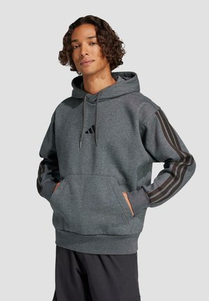 Grauer Kapuzenpullover mit einer vorderen Kängurutasche, ausgestattet mit schwarzen drei-Streifen-Akzenten an den Ärmeln und einem kleinen schwarzen Logo auf der Brust.