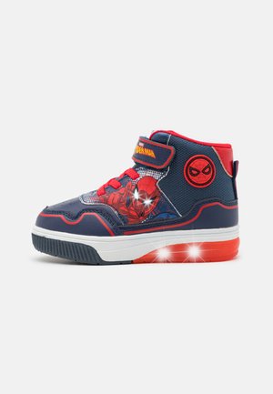 High-Top-Sneaker mit einem marineblauen und roten Design, synthetischem Obermaterial, Spiderman-Grafik und leuchtenden Sohlenakzenten.