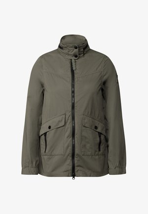 Oliivivihreä takki, jossa on korkea kaulus, edessä vetoketjukiinnitys ja kaksi suurta läpipainetaskua. Osina mustat vetoketjut ja taskujen korostukset.