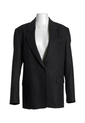 Blazer gris foncé charbon à un bouton, avec revers crantés et poches à rabat sur un torse de mannequin blanc.