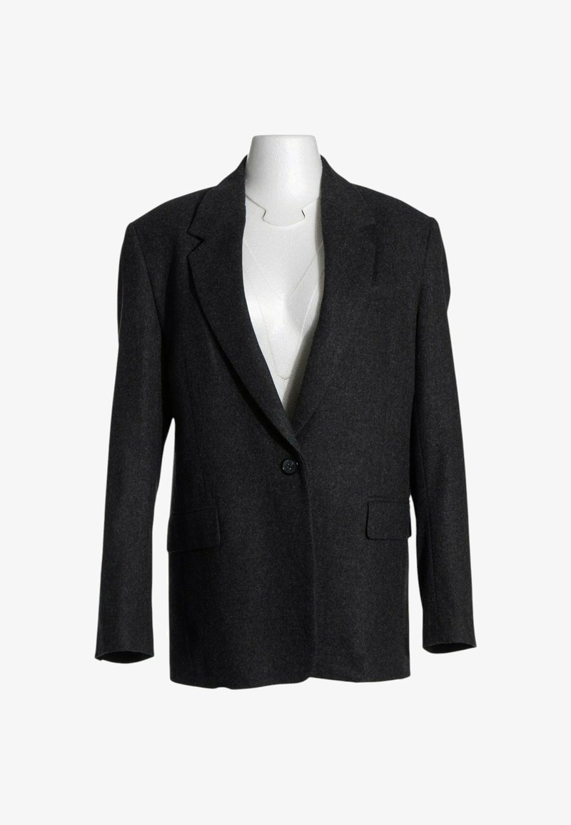 Blazer gris foncé charbon à un bouton, avec revers crantés et poches à rabat sur un torse de mannequin blanc.