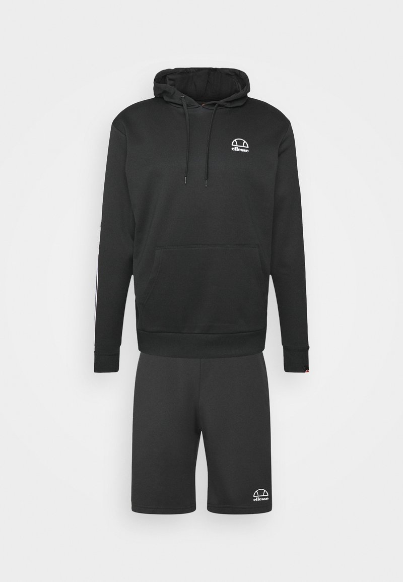 Sweat à capuche noir avec poche avant et cordon de serrage, associé à un short noir assorti, tous deux ornés de petits logos blancs ellesse.