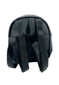 Zaino in pelle nera con finitura texture, forma arrotondata, spallacci doppi e manico superiore. Presenta un compartimento principale con zip.