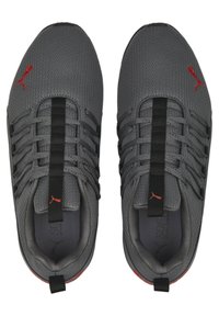 Baskets de sport grises avec une tige en maille texturée, un système de lacets noirs et un logo rouge. Comprend un intérieur rembourré et une semelle extérieure en caoutchouc.