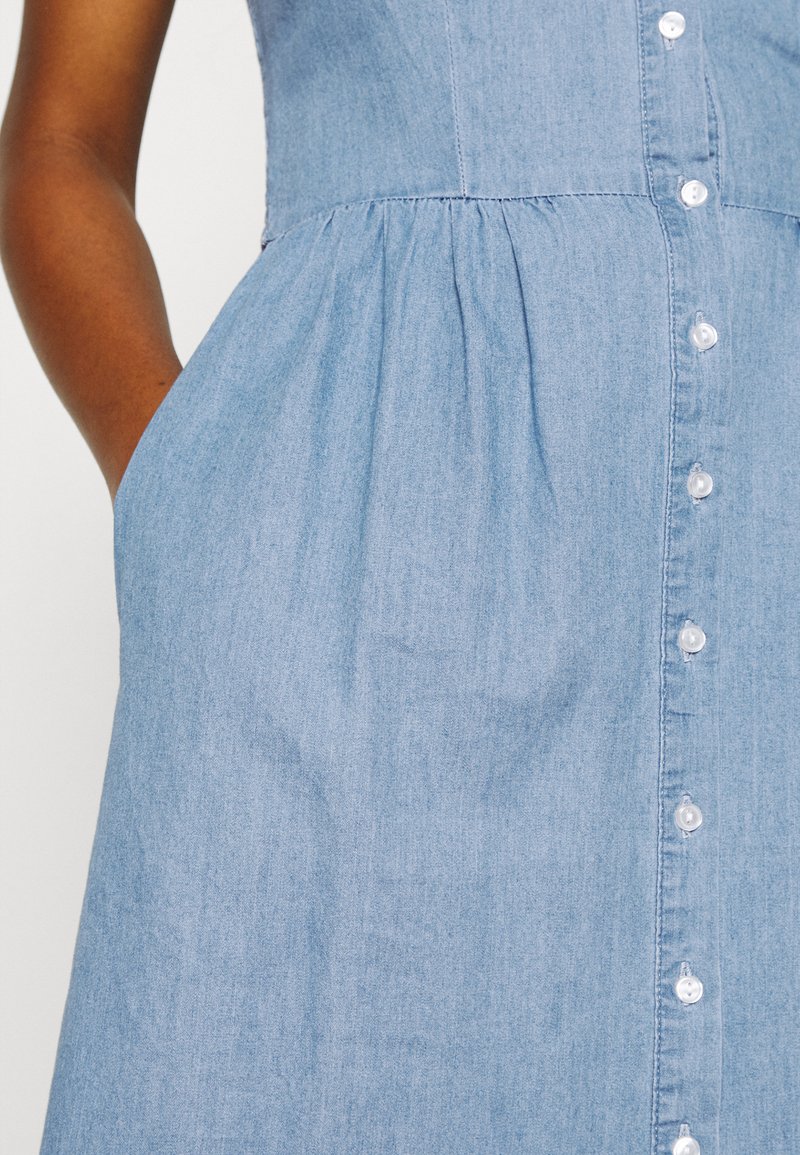 Vila Vifanzi Midi Strap Denim Dress Jeanskleid Light Blue Zalando De 
