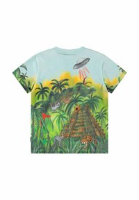 Kortærmet, lyseblå bomulds t-shirt med en junglescene, der inkluderer en pyramide, dyr og et UFO, detaljeret med livlige farver.