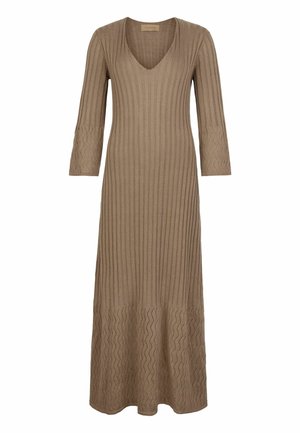 Dzianinowa sukienka midi w kolorze taupe z pionowymi prążkami, rękawami do połowy przedramienia, dekoltem w serek oraz teksturowanym falistym wzorem na mankietach i u dołu.