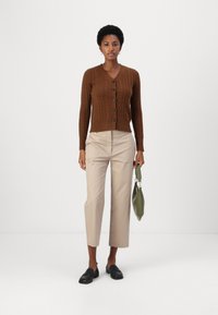 pure cashmere CLASSIC CABLE CARDIGAN - Casaco de malha - deep camel
