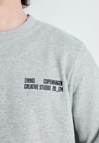 Jack & Jones PREMIUM JPRBLAHARVEY BRANDING CREW UNISEX - Melegítőfelső - light grey melange