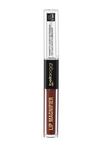 Rossetto liquido in un tubo trasparente con tappo nero. Colore rosso scuro etichettato "LIP MAGNIFIER." Caratterizzato da una formula no transfer, che dura fino a 16 ore.