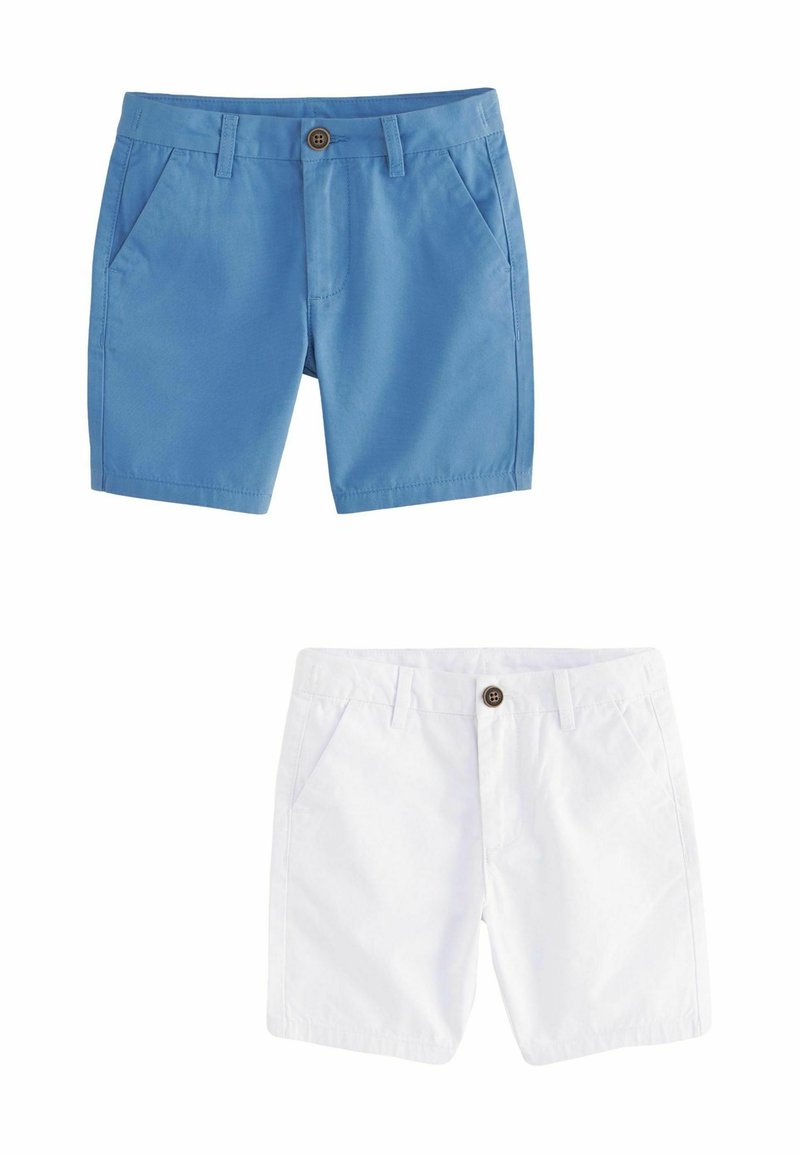 Deux paires de shorts : une bleu clair avec un bouton et des poches, une blanche avec un bouton et un design de poches similaire. Textures unies, style décontracté.
