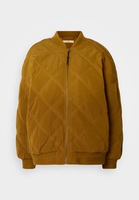 Gequilted bomberjack in mosterdgeel, met een ritssluiting aan de voorkant, ribgebreide kraag en manchetten, en een diagonaal gestikt patroon voor textuur.