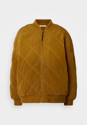 Chaqueta bomber acolchada en color mostaza, con cierre frontal, cuello y puños acanalados, y un patrón de costura diagonal para mayor textura.