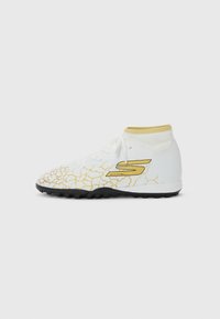 Witte sportieve schoen met een gestructureerd geel craquelé- patroon, zwarte rubberen loopzool en een gevoerde enkelsluiting. Beschikt over een opvallend logo aan de zijkant.