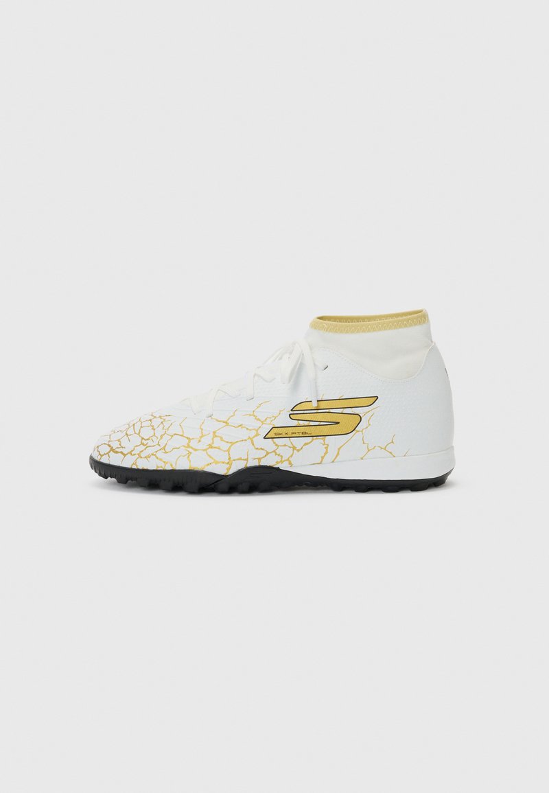 Witte sportieve schoen met een gestructureerd geel craquelé- patroon, zwarte rubberen loopzool en een gevoerde enkelsluiting. Beschikt over een opvallend logo aan de zijkant.