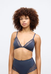 Ensemble de bralette avec bordure en dentelle bleu et culotte taille haute. Tissu doux avec un délicat col en dentelle et marquage sur la ceinture.