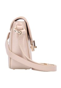 Piccola borsa a tracolla in pelle beige con superficie texture, hardware dorato e tracolla removibile. Presenta una chiusura a scatto e bordi arrotondati.