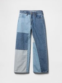 Denim kavbojke s širokimi hlačnicami, ki imajo mozaik svetlih in temnih modrih odtenkov, raznolikih tekstur in kontrastnih delov tkanine.