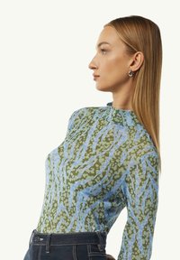 Langarmtop in een groen-blauwe abstracte print, met een hoge hals, doorschijnende textuur en een slim fit ontwerp.