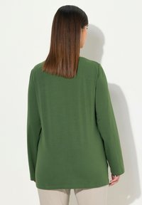 Ulla Popken GEOMETRIC LOVE THE MOMENT GRAPHIC TEE - Top s dlouhým rukávem - hunter green