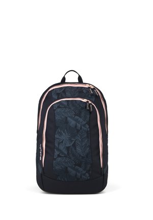 Dunkler Rucksack mit dezentem Blattmuster, ausgestattet mit zwei vorderen Reißverschlussfächern mit hellrosa Reißverschlüssen und einem oberen Tragegriff.