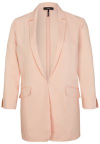 Vaaleanpunainen bleiseri, jossa on syvä V-mallinen pääntie, yksittäinen vetoketjukiinnitys, kaksi etutaskua ja kolme neljäsosahihnaa. Tasainen, pehmeä kangaspinta.