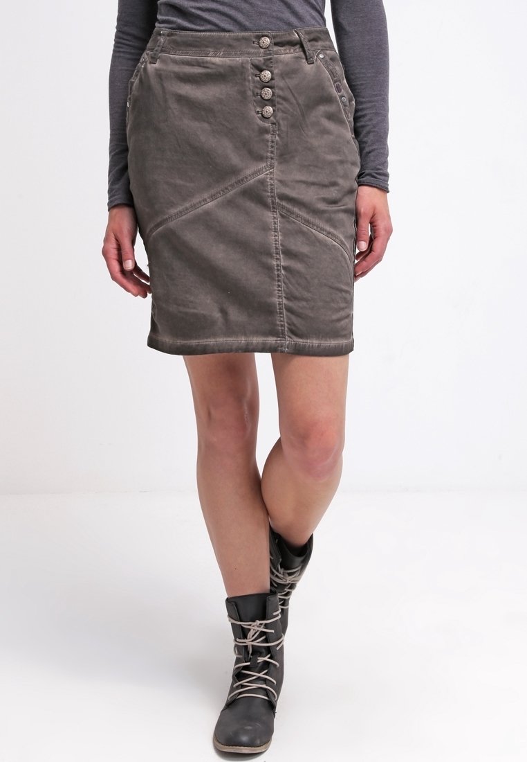 Grijze katoenen rok tot de knie met een diagonale nadenontwerp, vijf decoratieve knopen en zakken. Gecombineerd met zwarte veterbooties.