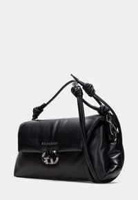 Černá kožená kabelka s hladkou texturou, zaobleným tvarem, ozdobnými uzlovými popruhy a stříbrným logem na přední straně.
