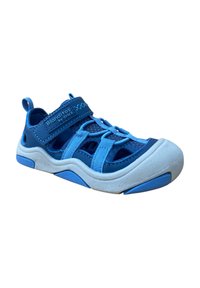 Zapatos azules resistentes al agua con suela de goma, paneles de malla, correa ajustable y punta reforzada, diseñados para la comodidad y la durabilidad.