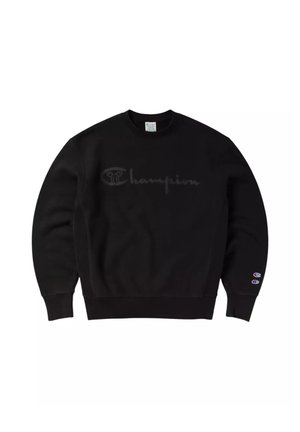 Czarna bluza z okrągłym dekoltem z subtelnym czarnym logo „Champion” na klatce piersiowej oraz małymi, wielokolorowymi logo „C” na mankiecie lewej rękawa.
