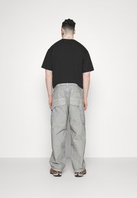 Carhartt WIP Vaqueros estilo carpintero - black denim