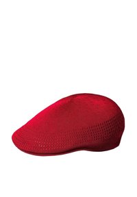 Cappello piatto lavorato a maglia rossa con superficie testurizzata e design senza cuciture, caratterizzato da una forma arrotondata e un breve visiera per una vestibilità aderente.