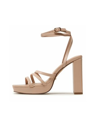 Sandalia beige de tacón alto con tres tiras frontales, suela plataforma, tacón ancho y tira en el tobillo con cierre de hebilla.