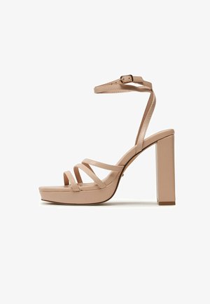 Sandalo con tacco alto beige con tre cinturini anteriori, suola platform, tacco a blocco e cinturino alla caviglia con chiusura a fibbia.