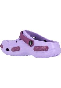 Zoccoli viola con una finitura lucida, caratterizzati da una tracolla di un viola più scuro, fori di ventilazione e una suola texturizzata per la presa.