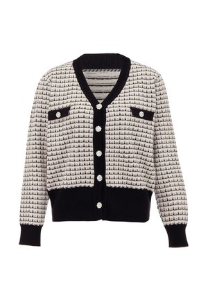 Mustavalkoinen neulecardigan, jossa on V-pääntie, etutaskut, helmimäiset napit ja teksturoitu kuvio yläosassa.