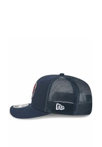 Dunkelblaue Baseballmütze mit gebogenem Schild, Maschenrücken und gesticktem Logo auf der Vorderseite. Verfügt über einen Snapback-Verschluss für eine verstellbare Passform.