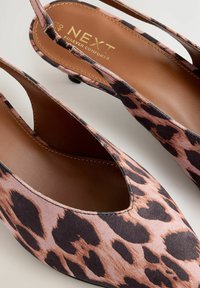 Sandalové lodičky s leopardím potiskem, s měkkým textilním svrškem, hnědou koženou stélkou a nízkým podpatkem pro větší pohodlí.