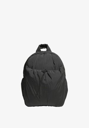 Mochila de material negro y acolchado con forma redonda, cierre superior fruncido y un bolsillo delantero. Cuenta con una asa superior para facilitar su transporte.