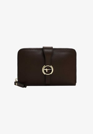 Bruine leren portemonnee met een ritssluiting, een cirkelvormige goudkleurige logo-accent en een band. Gladde textuur en rechthoekige vorm.