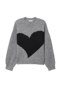 Grå strikket sweater med et stort sort hjerte-design på forsiden. Rund halsudskæring, lange ærmer og ribstrikket manchetter og kant.