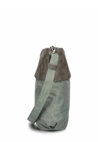 Borsa cilindrica verde con corpo in tessuto strutturato e parte superiore in pelle grigia liscia. Caratterizzata da una tracolla removibile e dettagli in metallo argento.