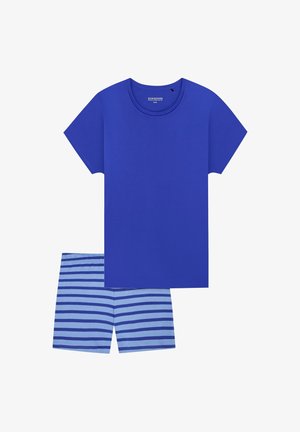 Sininen puuvillainen t-paita pyöreällä kaula-aukolla ja lyhyillä hihoilla, yhdistetty sinisiin ja vaaleansinisiin raidoitettuihin shortseihin. Yksinkertainen, rento malli.