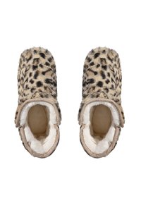 Pantofole con stampa leopardata realizzate in morbido materiale in pelliccia sintetica, con accenti di un beige chiaro e marrone scuro, e una fodera bianca soffice. Design con chiusura sul retro.