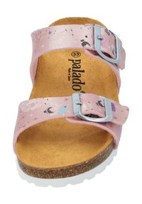 Rosa, syntetiskt överdel med fe-mönster. Korkfotsäng och vit, strukturerad sula. Två justerbara spännen för en säker passform. Tillverkad i Spanien.