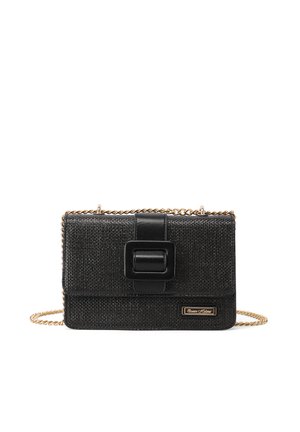 Borsa a tracolla nera con texture, di forma rettangolare, caratterizzata da una grande fibbia quadrata e una tracolla in catena dorata. Accenti in pelle liscia.