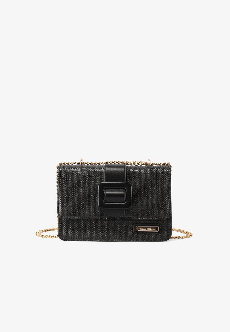 Borsa a tracolla nera con texture, di forma rettangolare, caratterizzata da una grande fibbia quadrata e una tracolla in catena dorata. Accenti in pelle liscia.